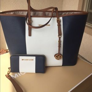 Auth Michael Kors Leather Nvy/Wht/Lugg w/ wallet